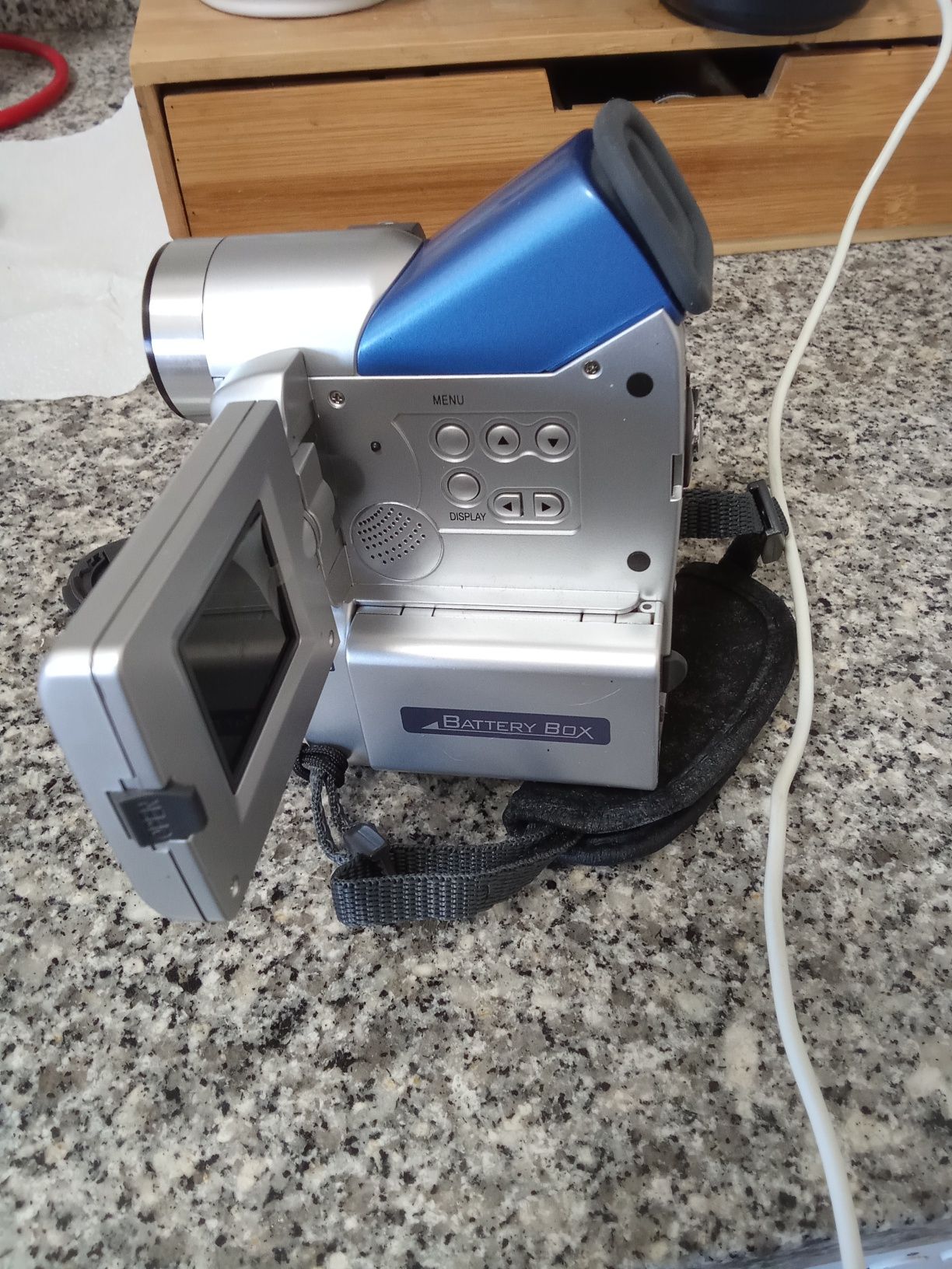 Vendo máquina de filmar Sony nova com todos os acessórios
