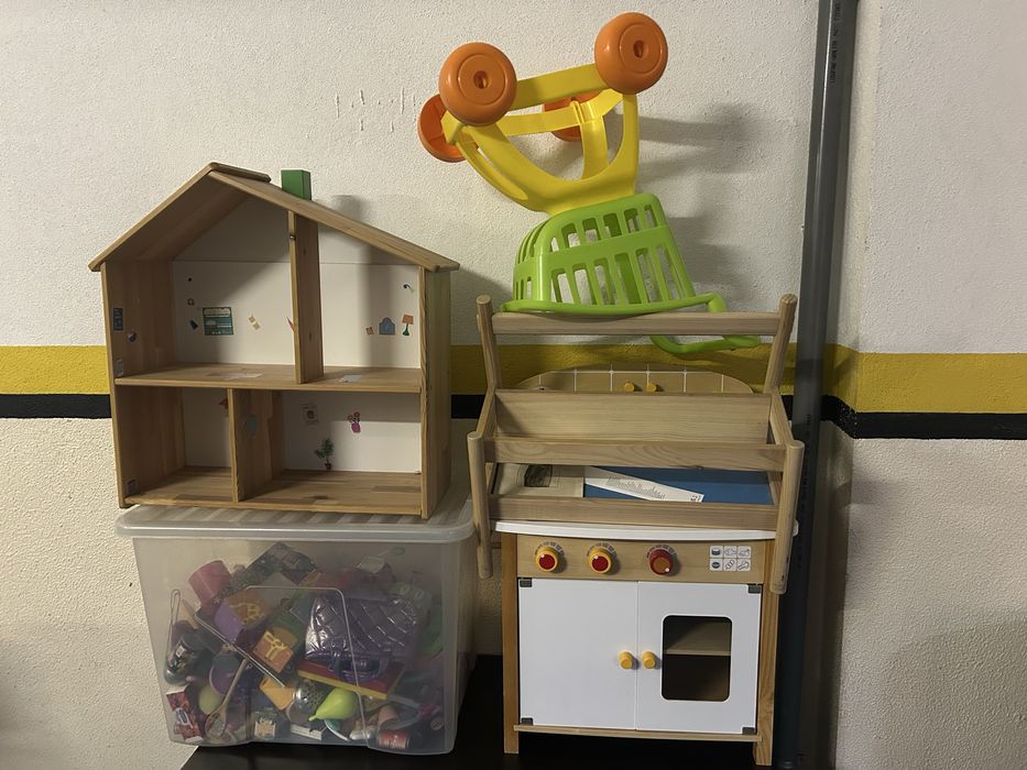 Brinquedos e mobilario ikea para quarto criança