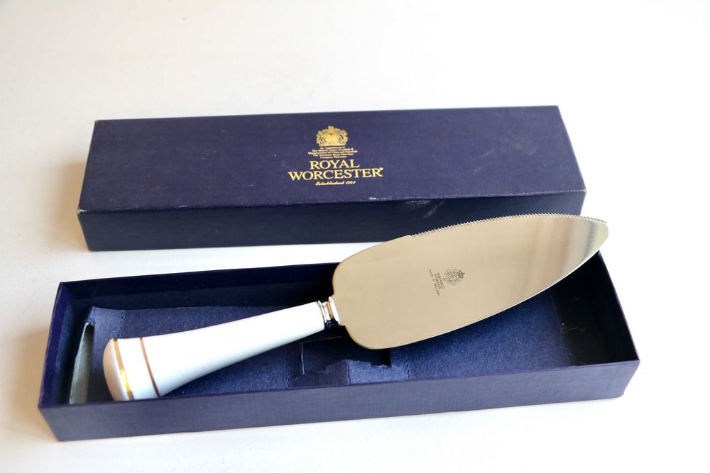 Коллекционная лопатка для торта royal worcester англия, новая