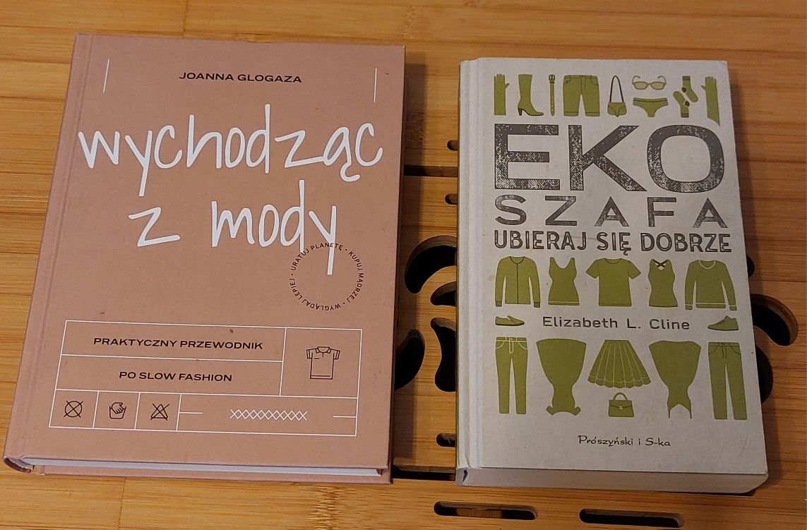 Książki "Wychodząc z mody" i "Eko szafa"