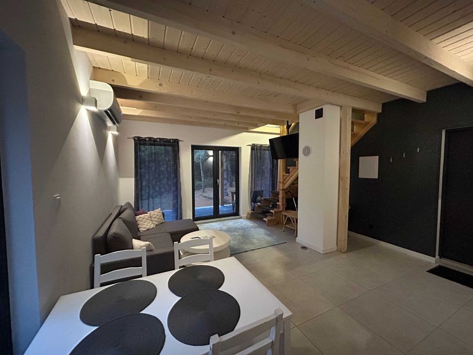 Dom w prywatnym lesie niedaleko jeziora warmińsko-mazurskie