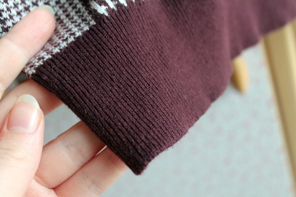 ciemnobordowy męski sweter we wzory z kołnierzykiem