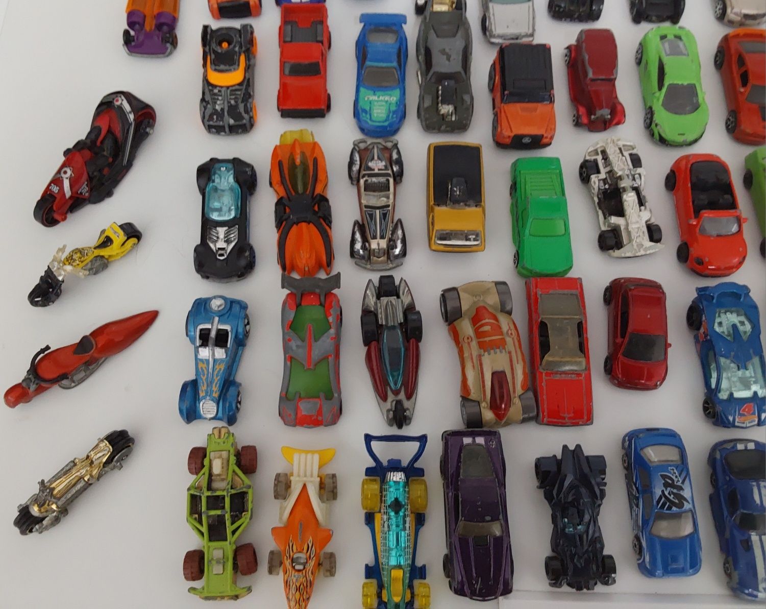 CARROS E MOTAS COLEÇÃO MINIATURAS.Casa,Criança,Colecionar,Sala,Quarto.
