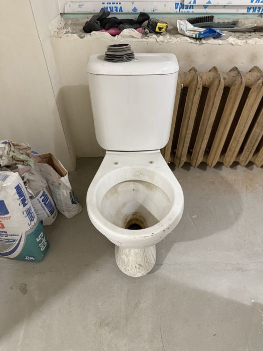 Унітаз з працюючим бачком