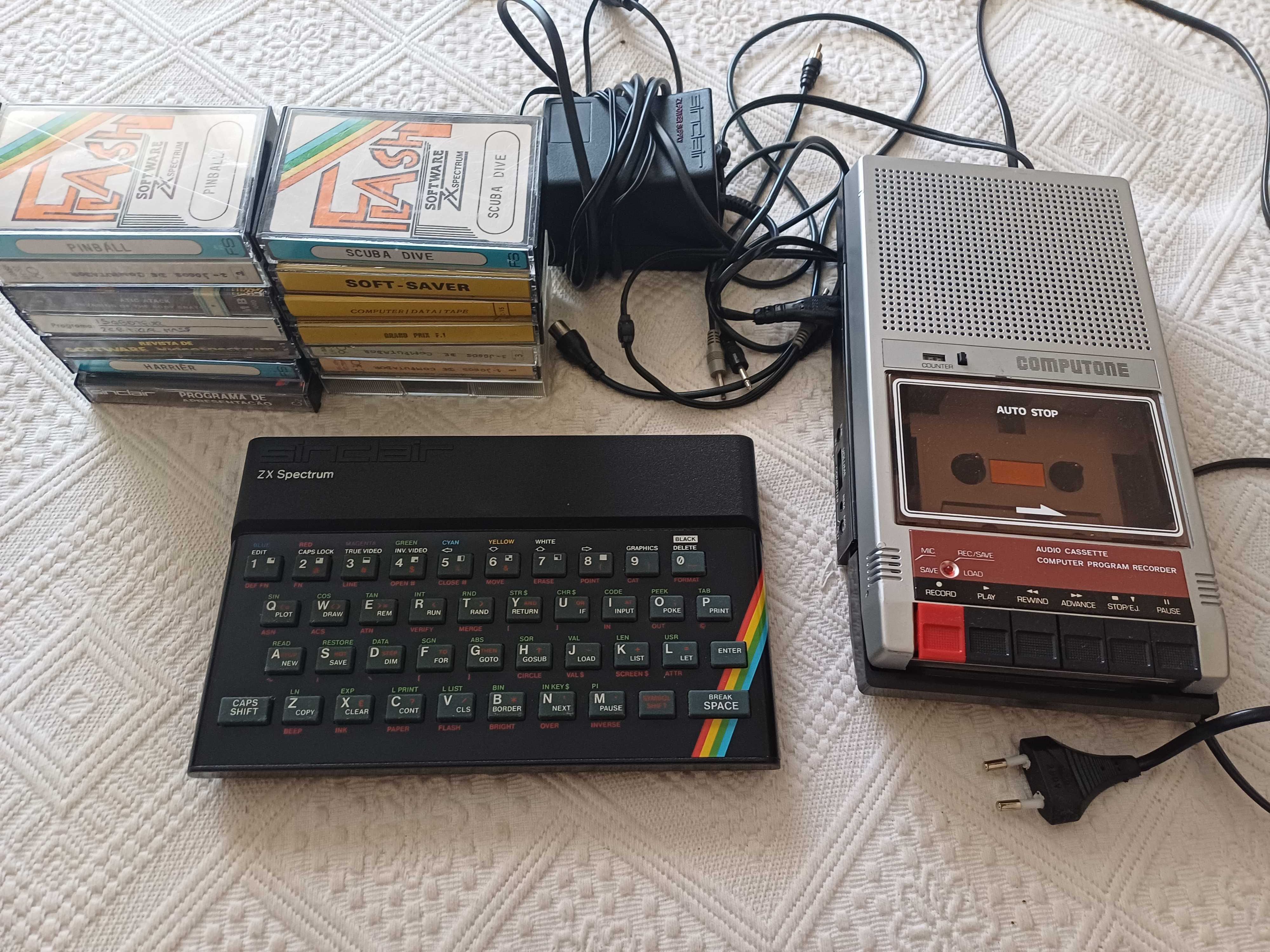 ZX Spectrum 48K, da Sinclair + leitor de cassetes + dezenas de jogos