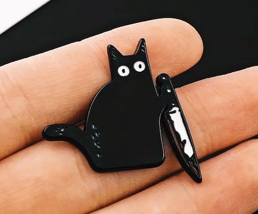 Przypinka pin kot z nożem black cat knife koteł