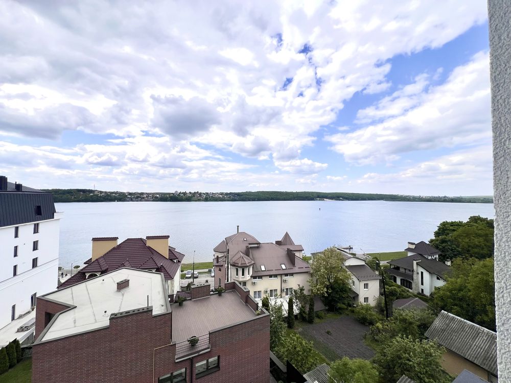 Продаж панорамної квартири біля озера