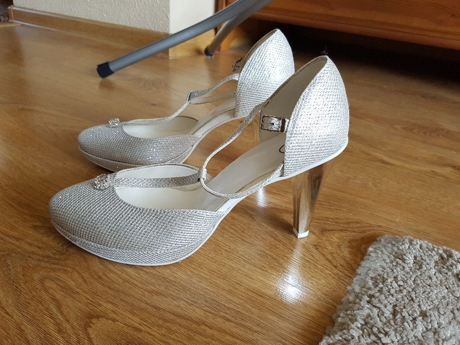 Śliczne buty ślubne