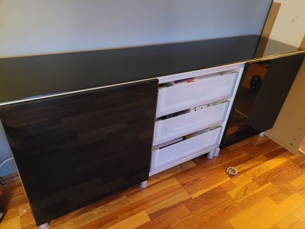 Czarny panel besta, fronty i szare szuflady