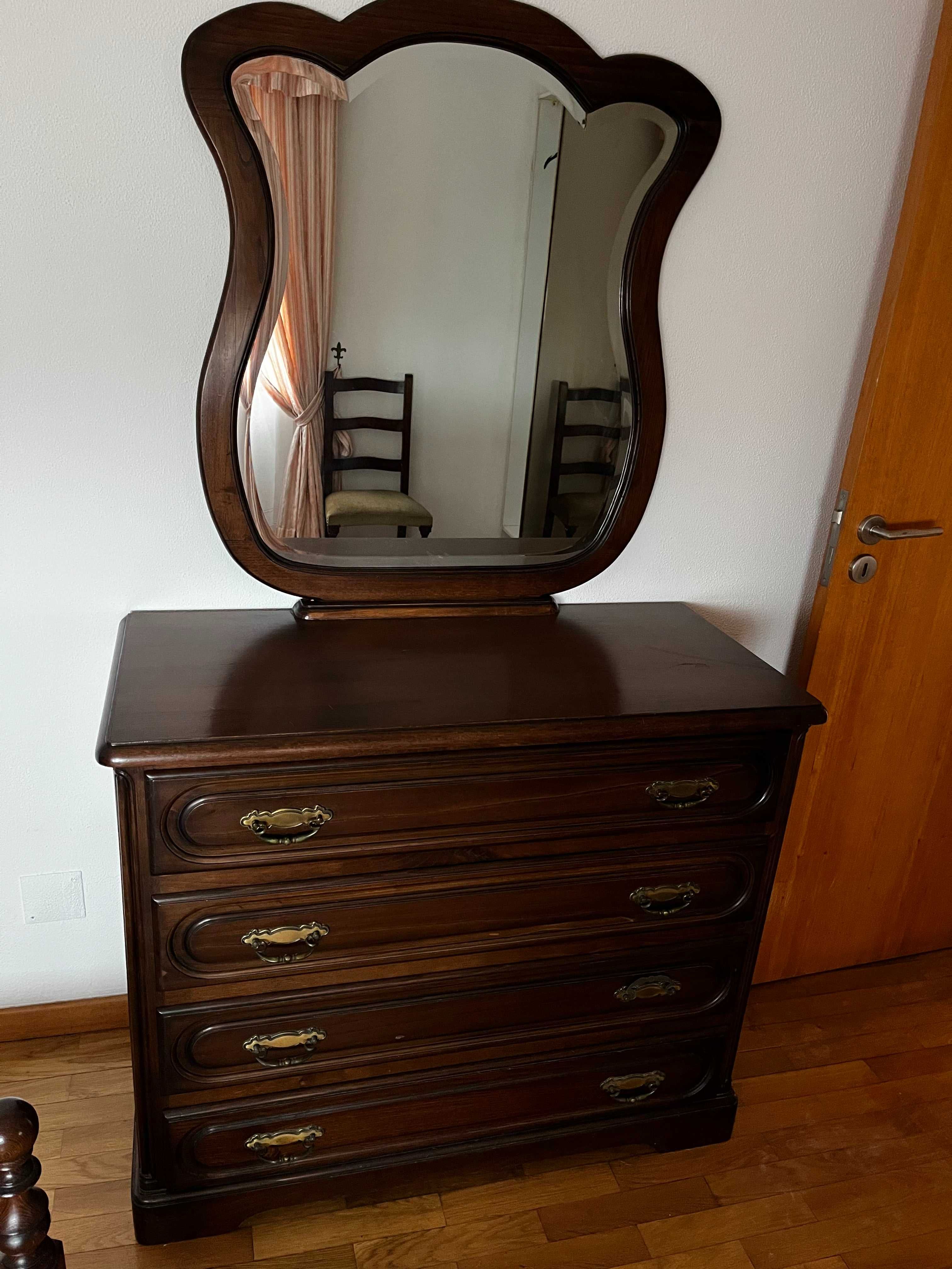 Roupeiro de quarto colonial