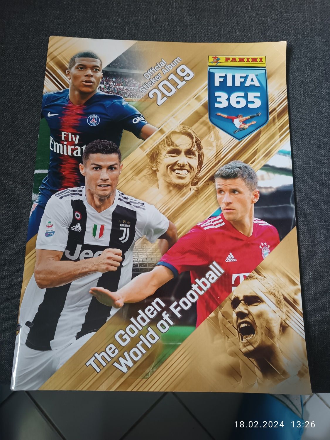 Album na naklejki piłkarskie FIFA 365 panini 2019