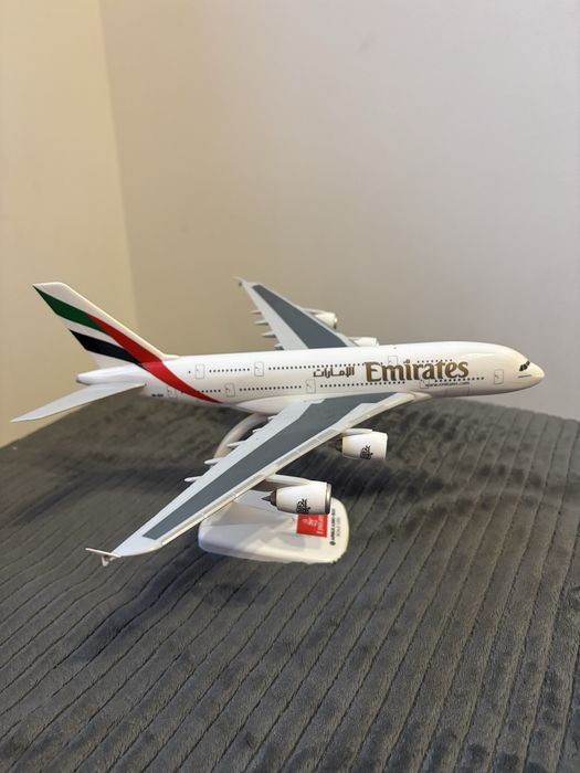 Model Emirates A380-800 skala 1:250