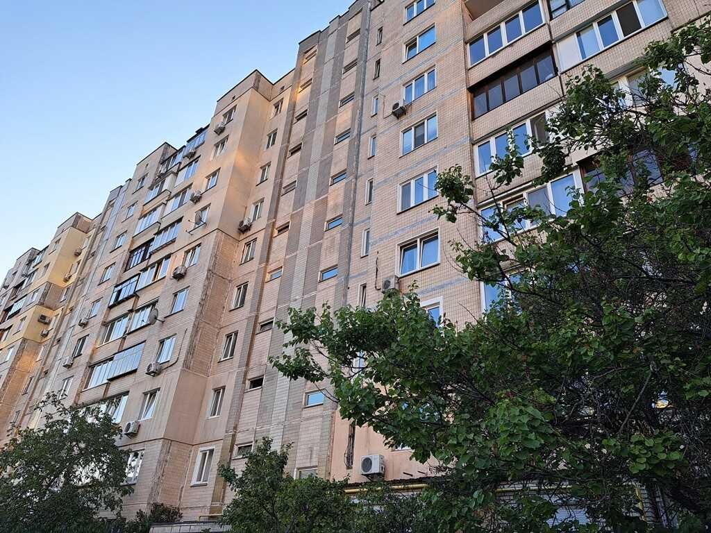 Сдам 3-кімнатну вул. Драгоманова, метро Позняки 10 хв. пішки