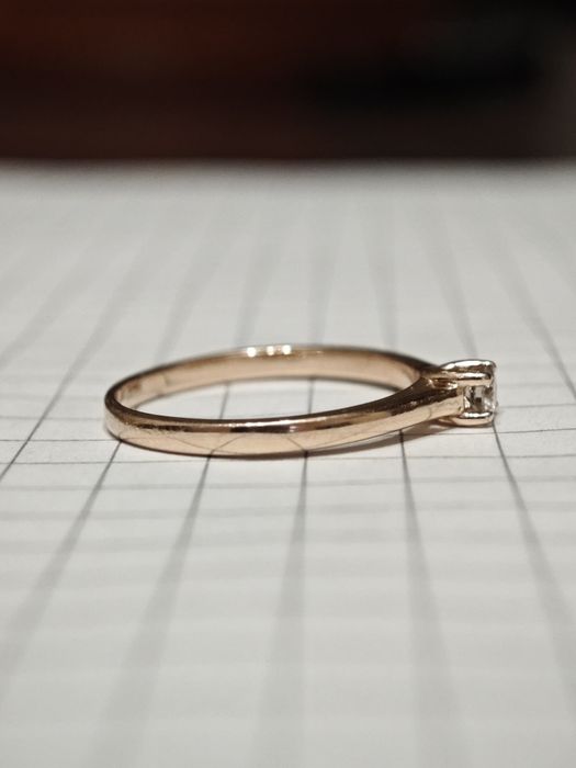 Золота каблучка, з діамантом, 585 проба.