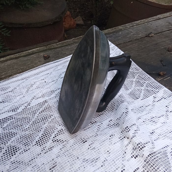 Утюг, праска металева (працює без електрики)