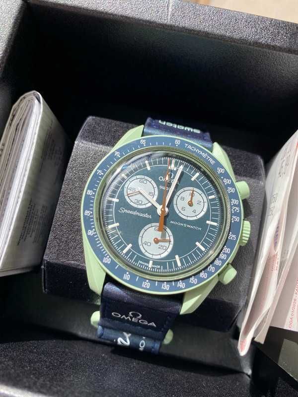 Omega x Swatch MoonSwatch SO33G100 - Stylowy Wygląd z Kolorami Ziemi