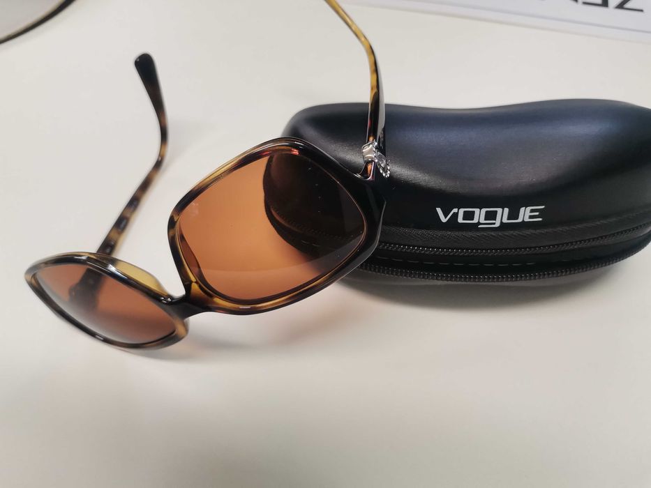Óculos de sol de mulher da marca Vogue