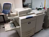IMPRESSORA XEROX 550 impressão SRA3+ dobra e agrafa.