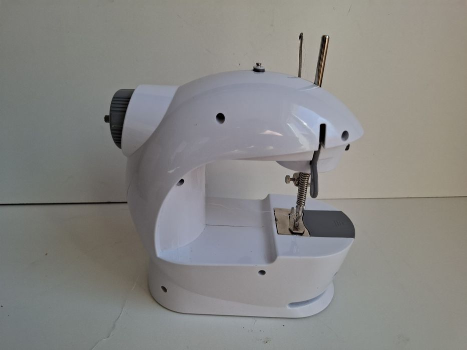 Mini maszyna do szycia