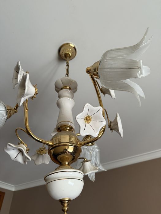 Candeeiro com 3 lâmpadas, com adornos de flores