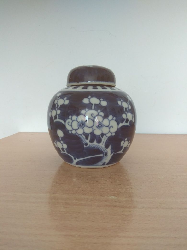 Chiny. Pojemnik imbirowy z pokrywką. Prunus.
