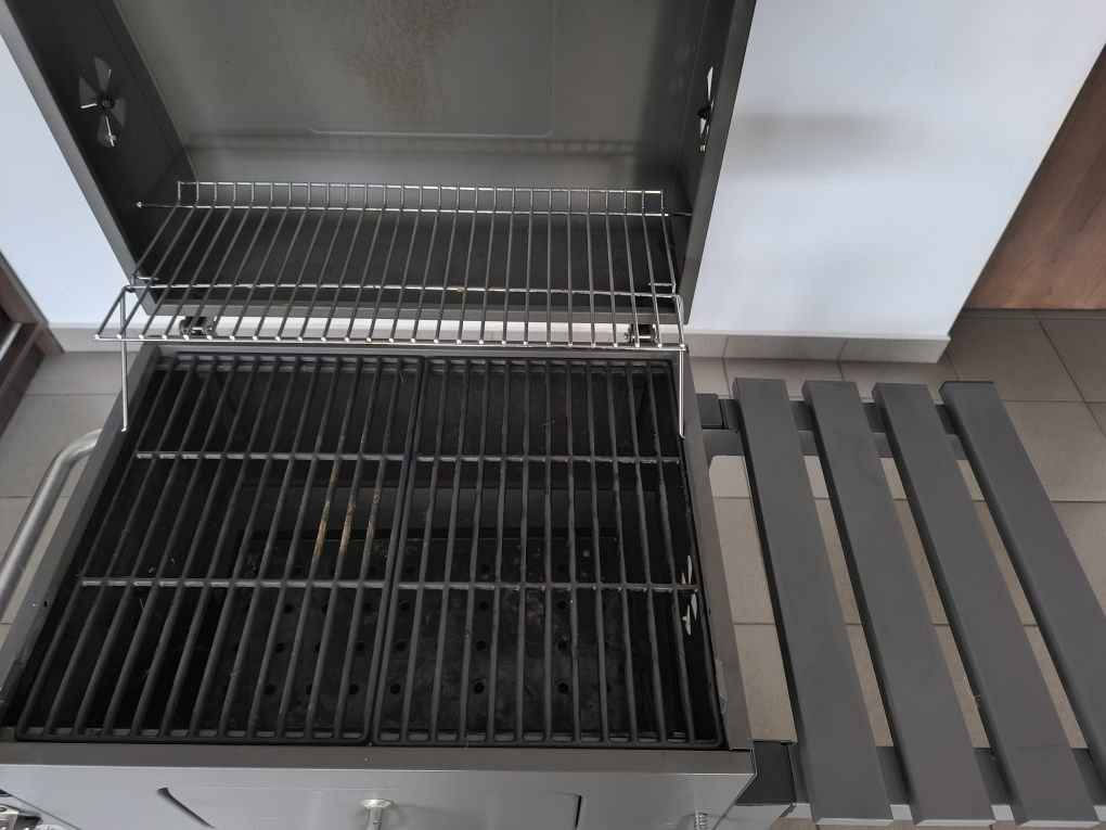 Grill ogrodowy węglowy