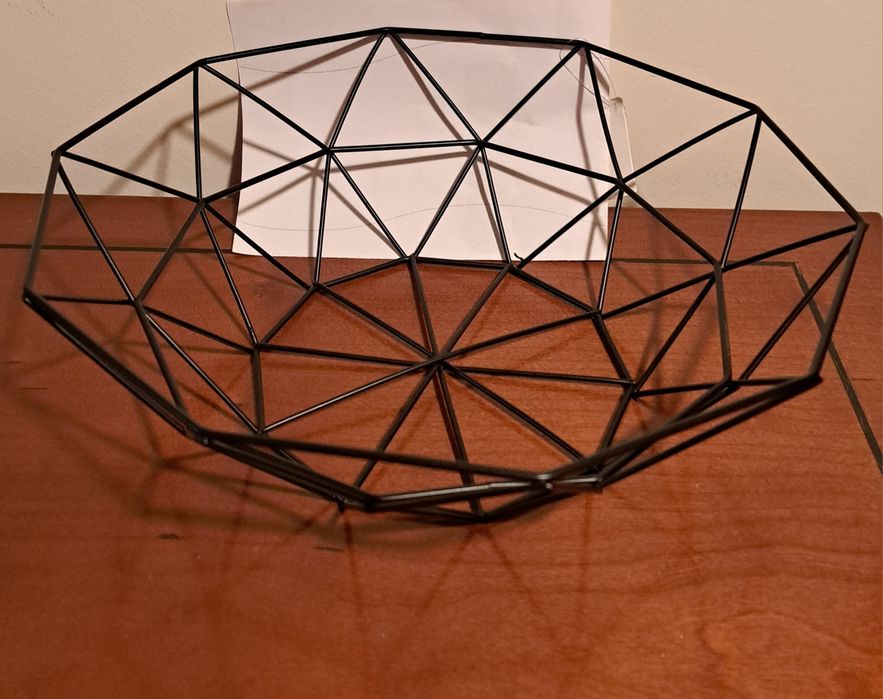 MFruteiro Geométrica em metal preto - medidas  26x8cm