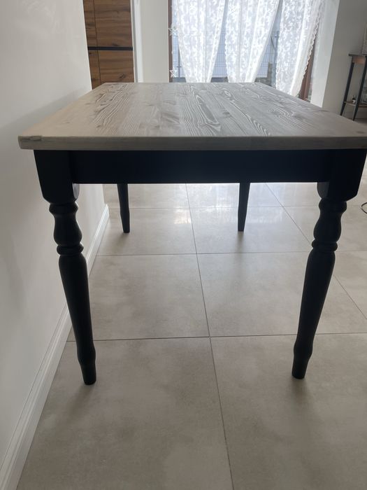 Stół drewniany z toczonymi nogami