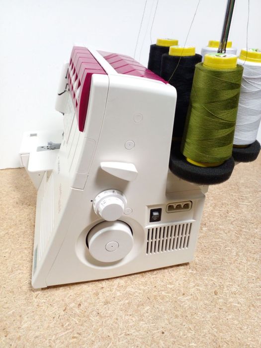 Оверлок  Janome  Японский Швейная машина  Б/У на гарантии