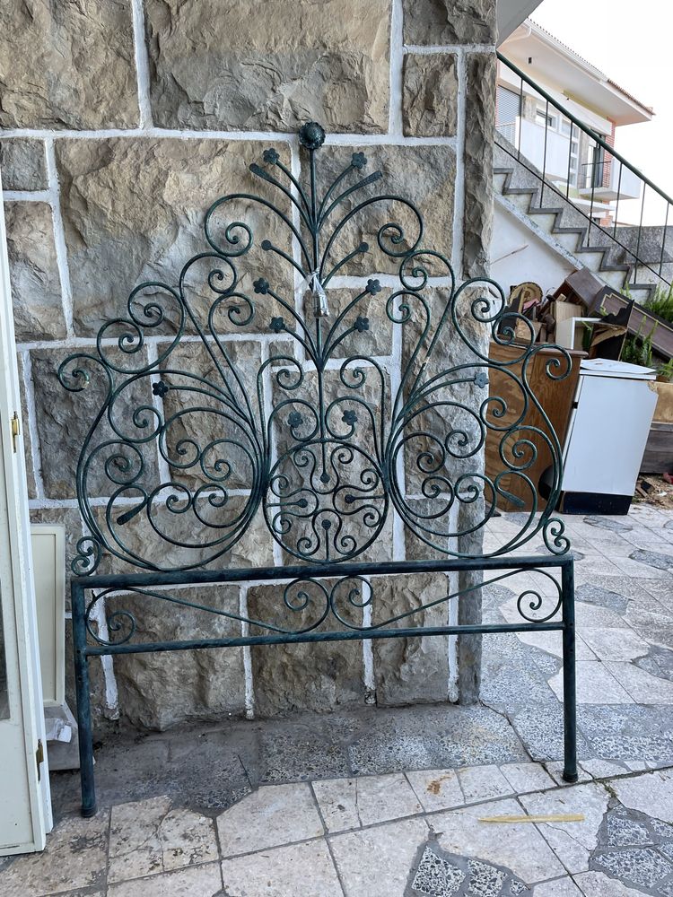 Conjunto Cama ferro forjado e mesinhas cabeceira