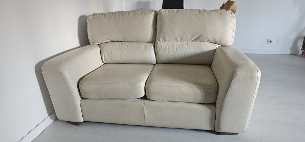 Sofá Elegante de Couro - Conforto e Estilo Moderno por Preço Acessível
