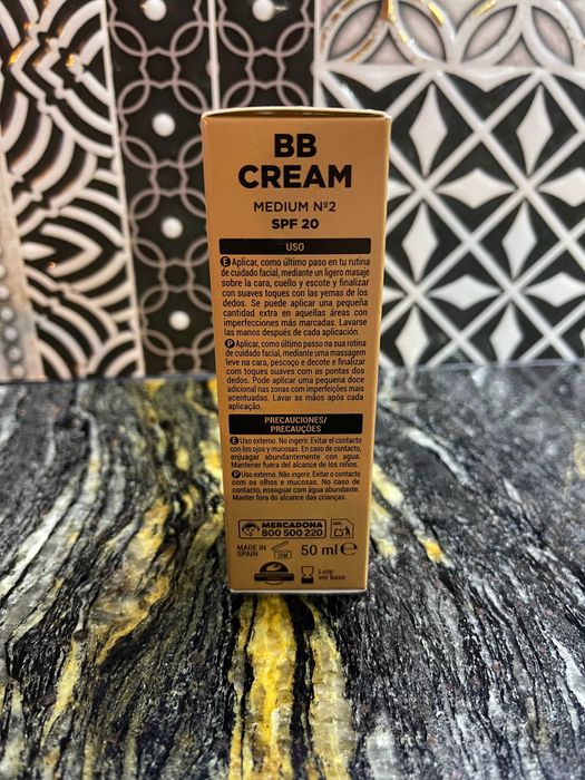 Krem BB nawilżający do twarzy  02 średni SPF 20. Deliplus