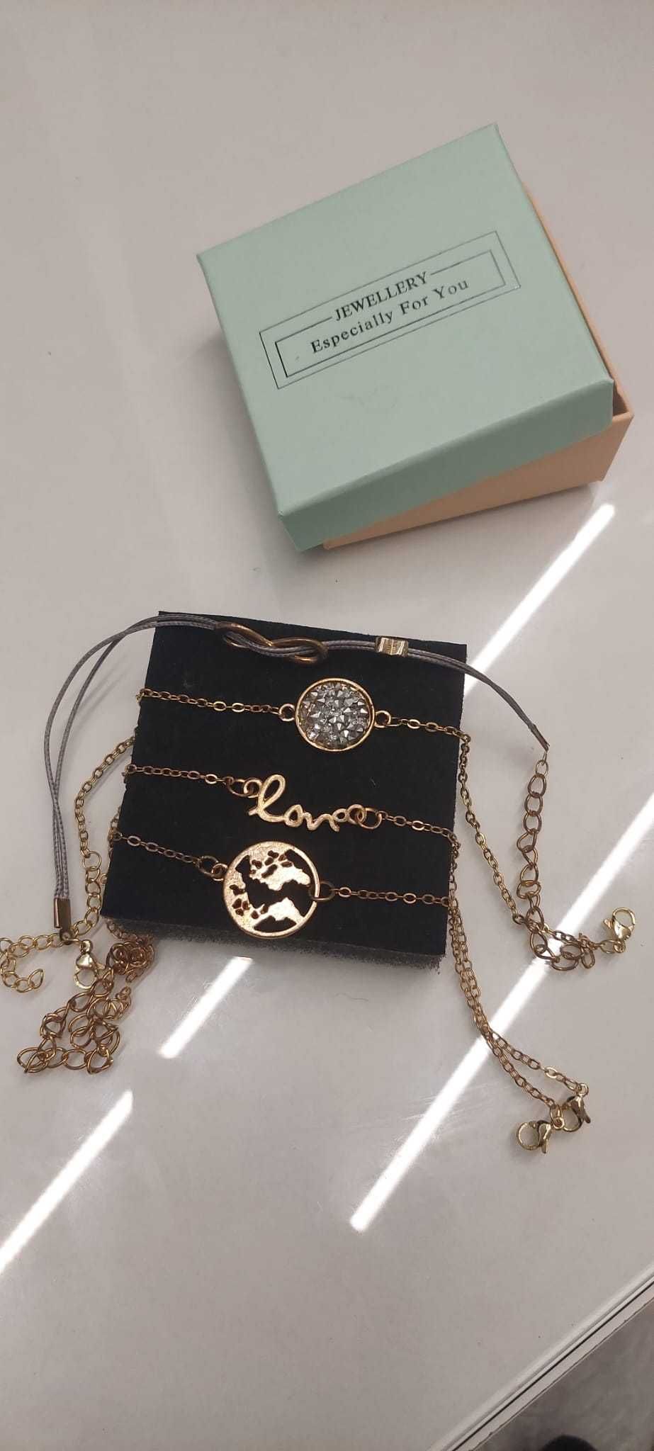 Conjunto de pulseiras douradas
