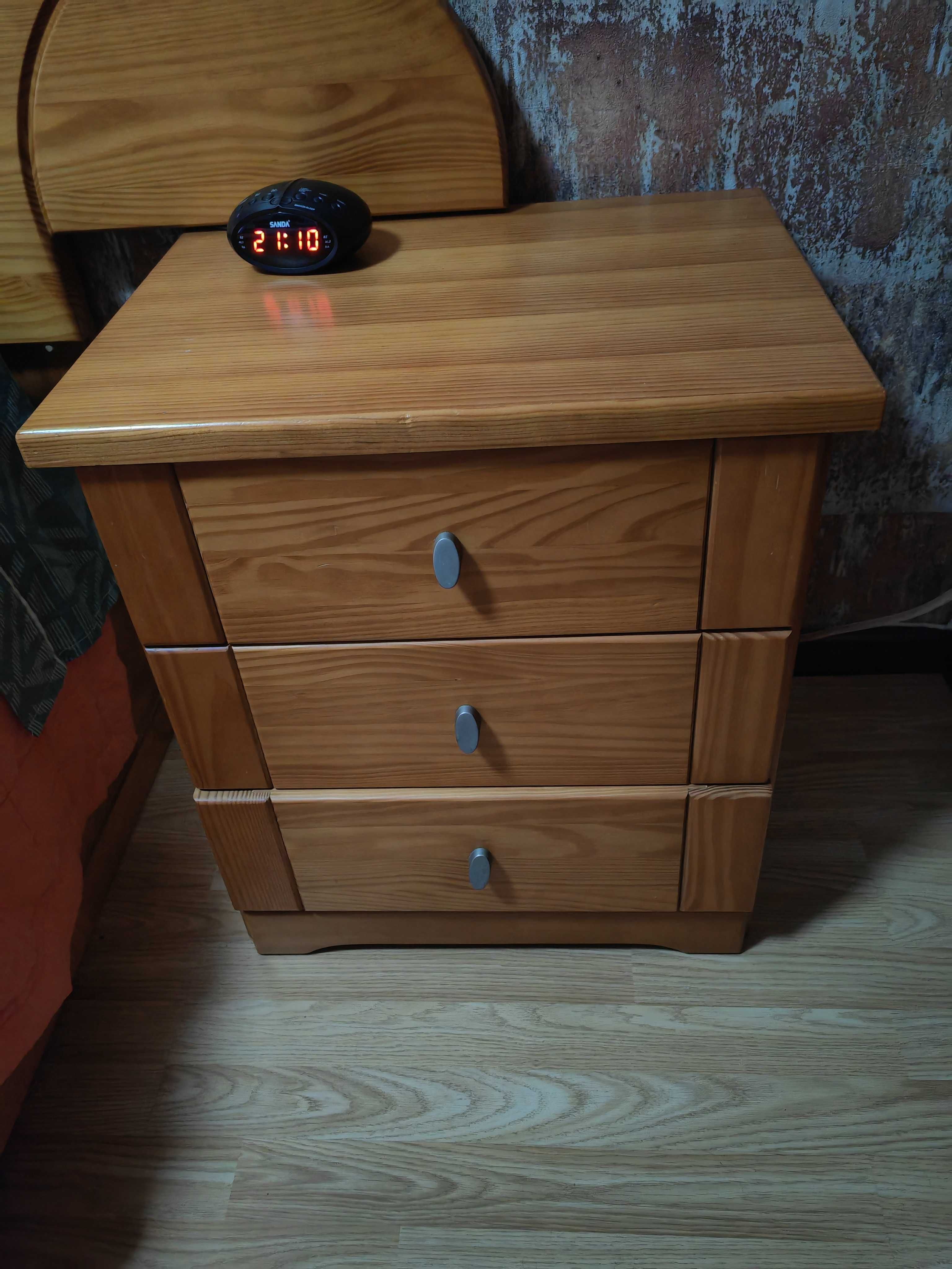 Vendo cama de casal (148cm-207cm) s/ colchão + 2 mesinhas de cabeceira