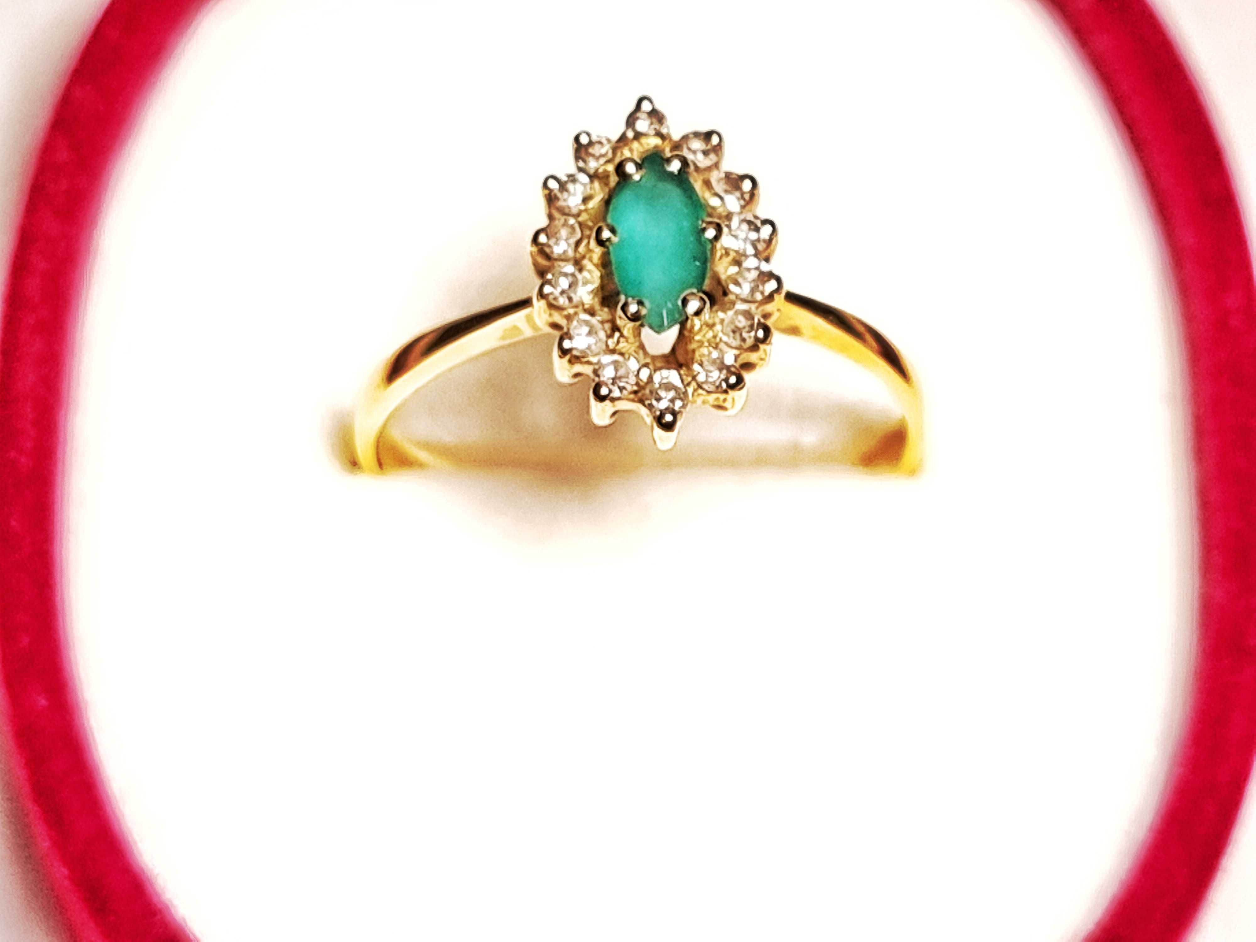 Anel de ouro 19,2K Quilates, esmeralda e 14 diamantes com certificado