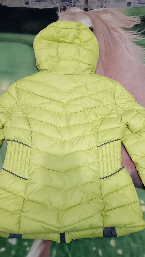 Зимняя куртка .очень тёплая...цвет лимонный .размер 44-46..ниже талии.