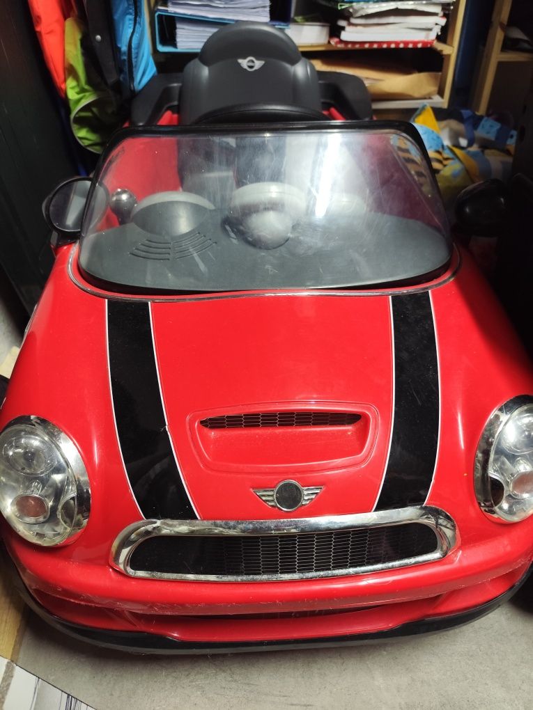 Mini Cooper eléctrico criança