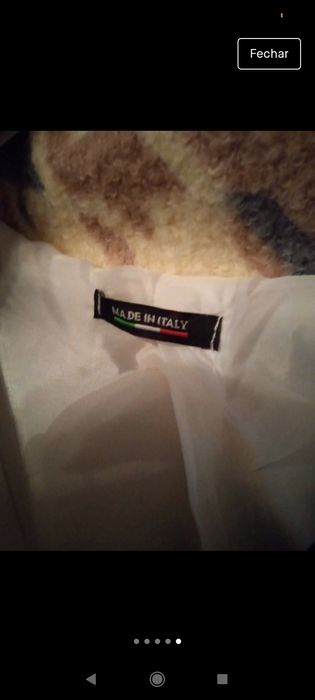 Casaco todo forrado com pêlo nos punhos e na gola