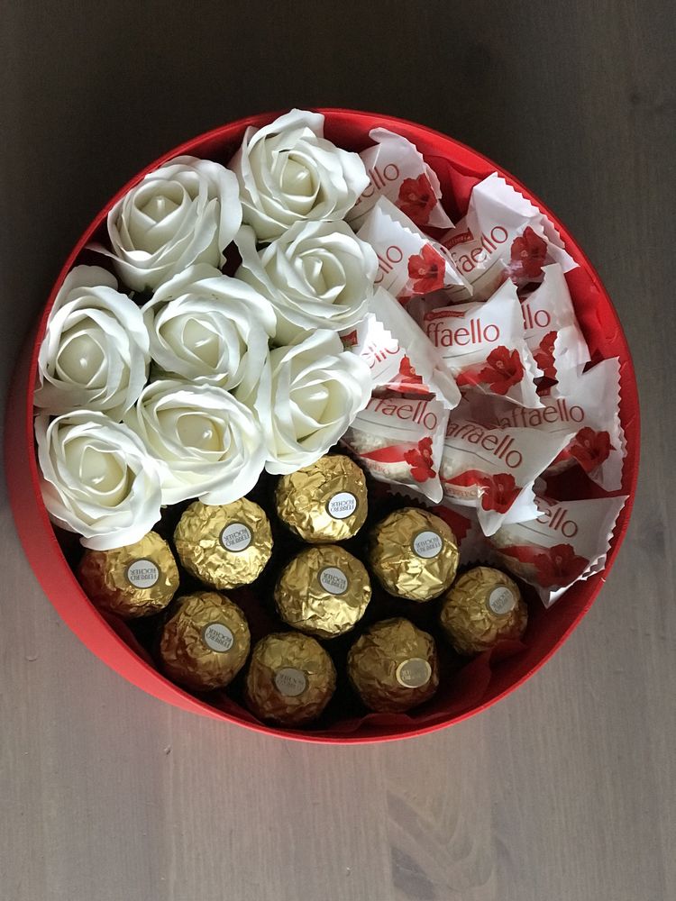 Flower box z różami, Raffaello i Ferrero. Prezent na Dzień Kobiet.