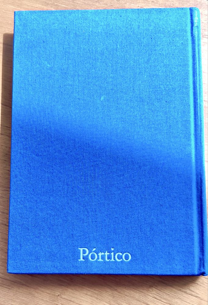 Caderno e capa dura forrada a tecido azul e com linhas