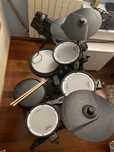 Bateria da Roland como nova com coluna, fones e baquetas.