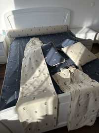 Coberta de cama com almofadas e rolo almofada