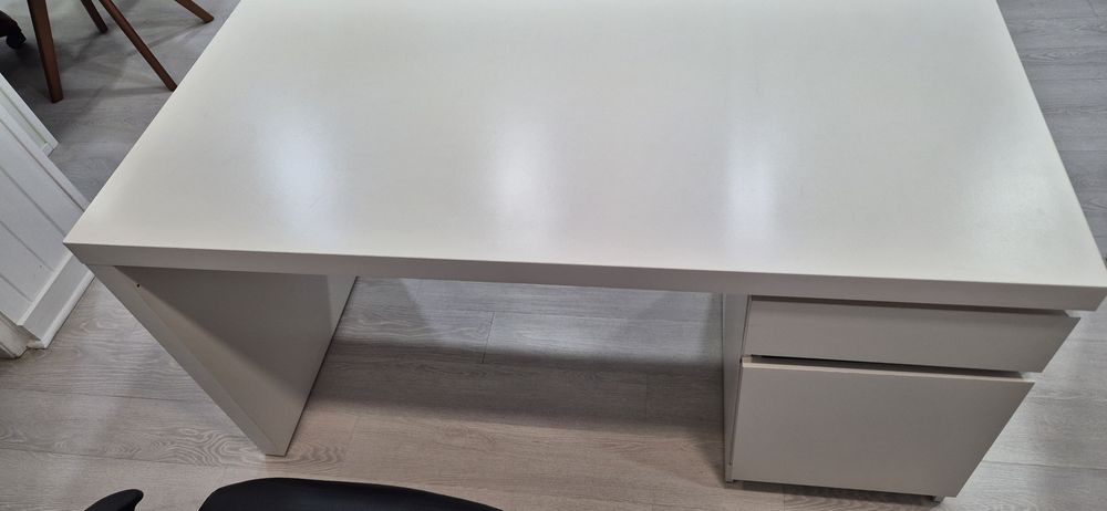 Secretaria de escritorio branca do ikea 140x65cm com modulo gavetas do