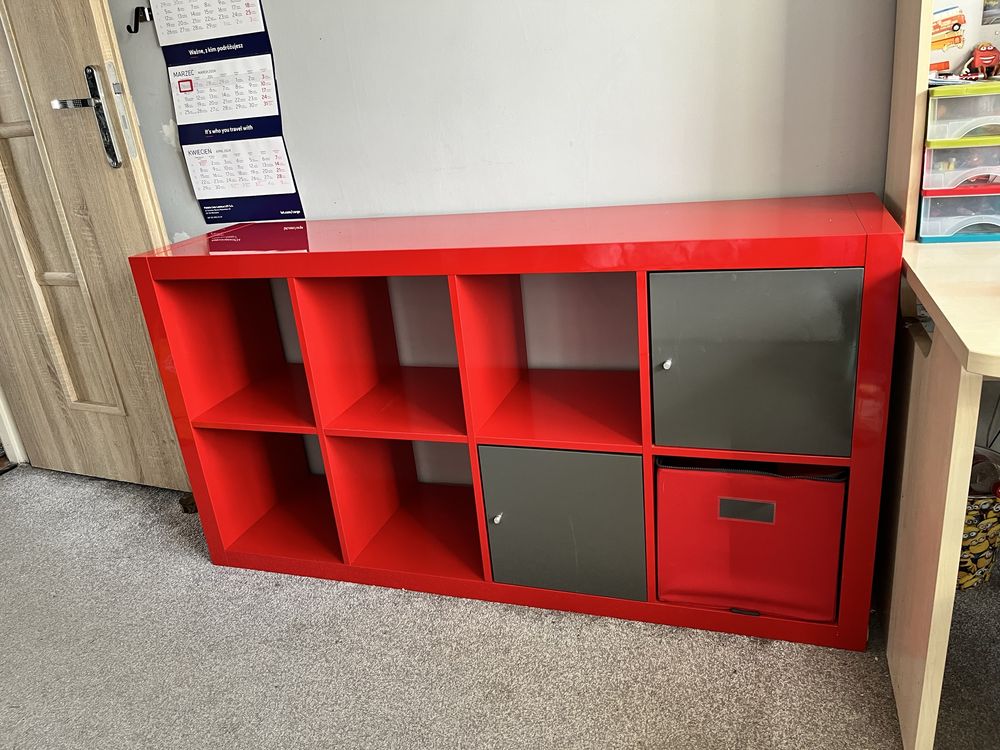 Ikea Kallax w kolorze czerwonym