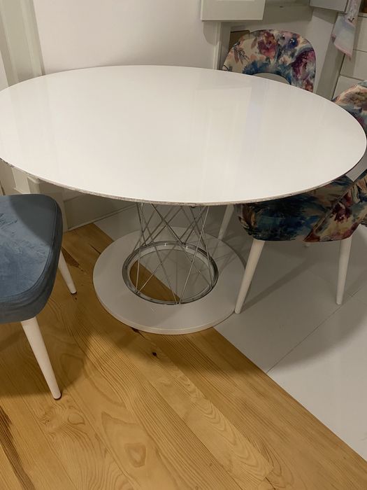 Mesa redonda com cadeiras