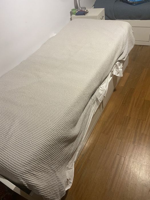 2x Cama indivual com gavetas e colchões.