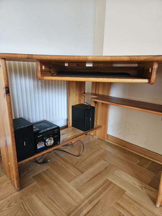 Sosnowe biurko narożne z nadstawką
Sosnowe biurko narożne z podstawką