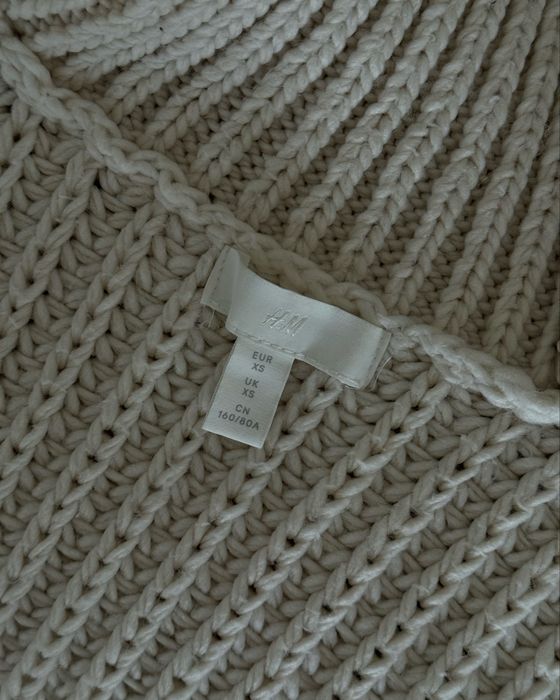 Стильна вʼязана жилетка від H&M