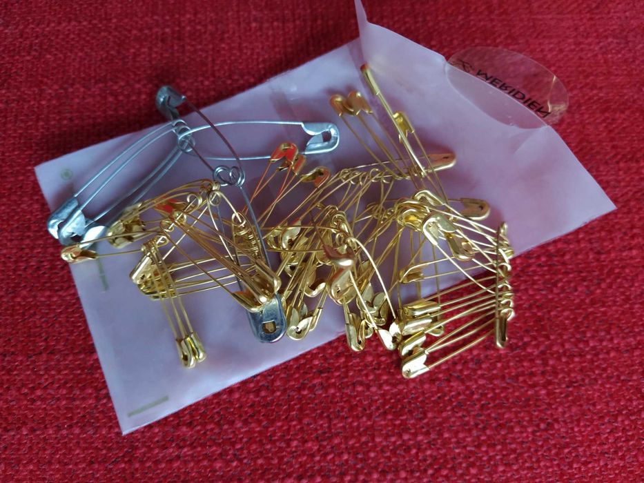 Embalagem com alfinetes de ama dourados e prateados