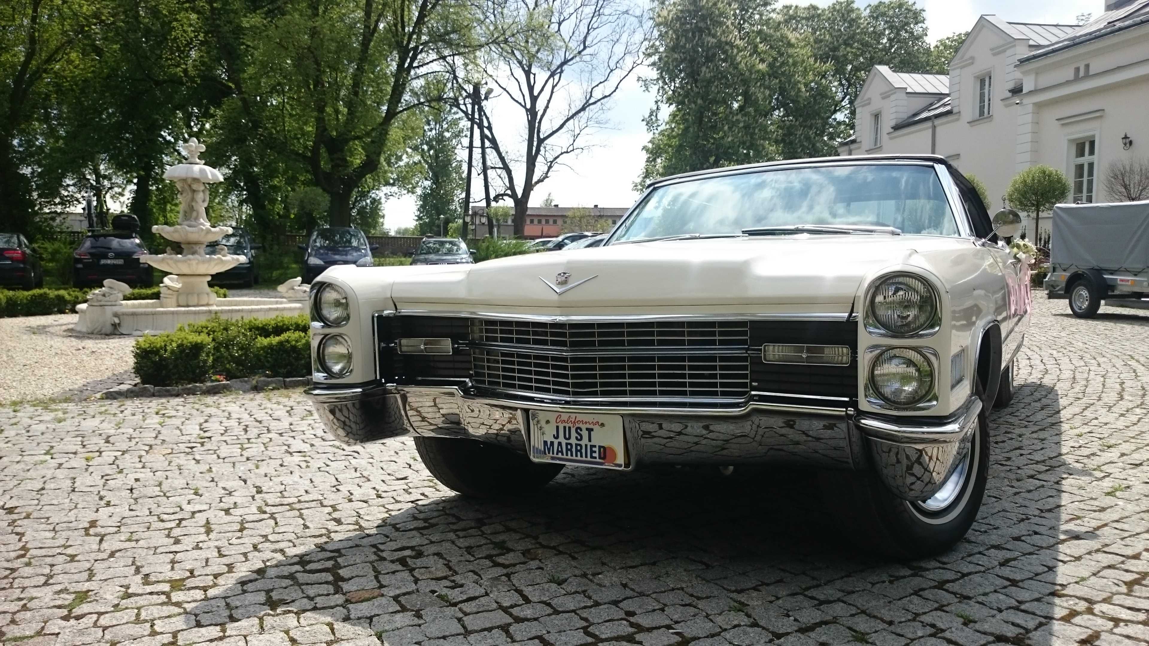 Auto do ślubu. Cadillac DeVille Cabrio z 1966 roku.